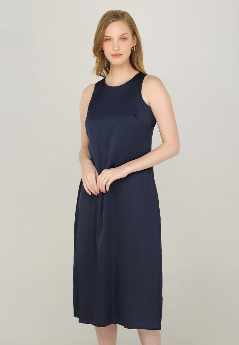 Tevianne Sleeveless Shift Dress in Satin Fabric Paperdolls Tevianne Sleeveless Shift Dress in Satin Fabric Paperdolls