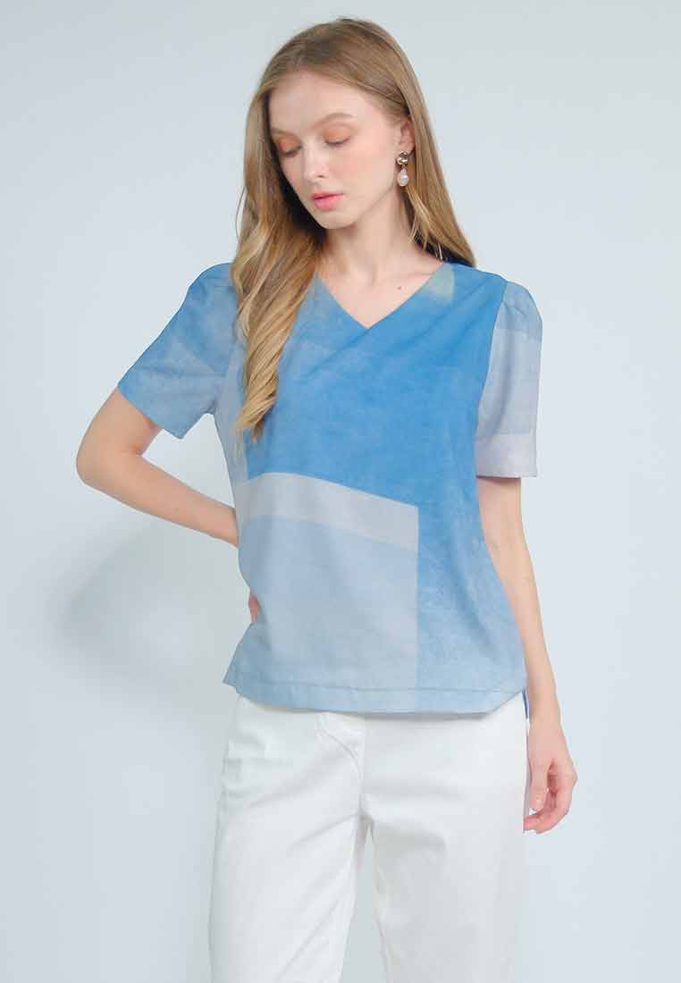 Liora Short Sleeves Top in Abstract Print